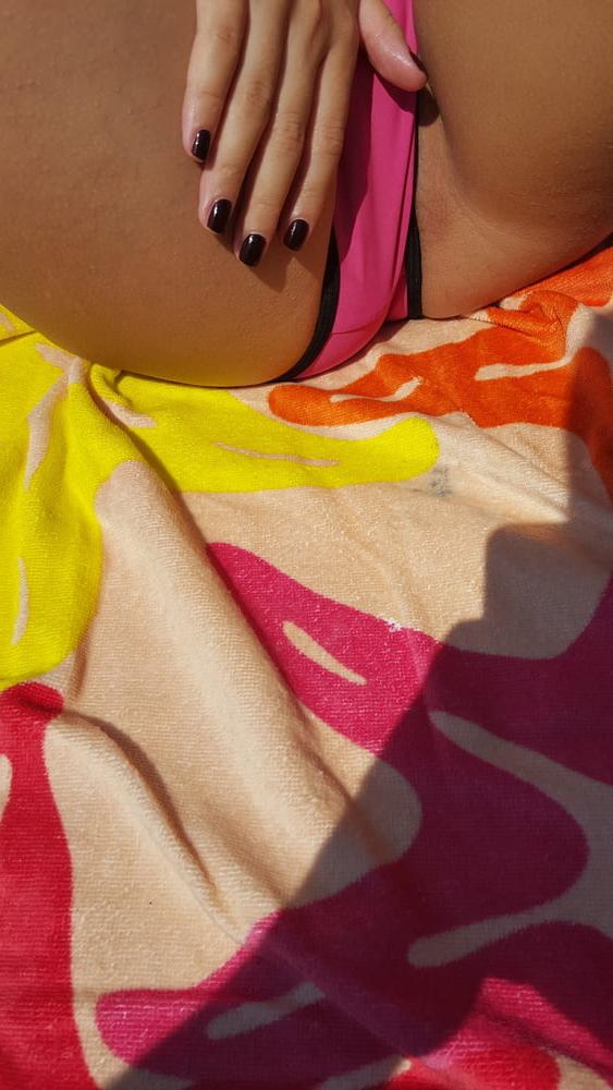25P Yng Gf's shows sexy body in bikini pool