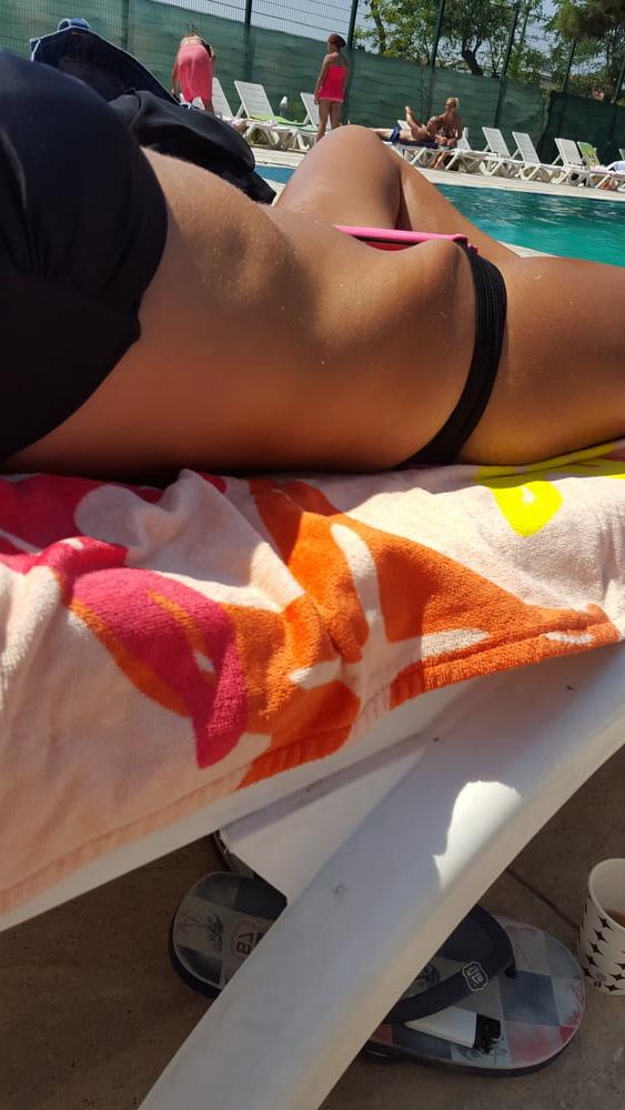 25P Yng Gf's shows sexy body in bikini pool