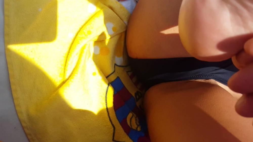 25P Yng Gf's sexy body in bikini pool