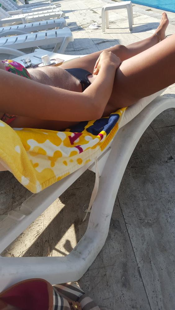 25P Yng Gf's sexy body in bikini pool
