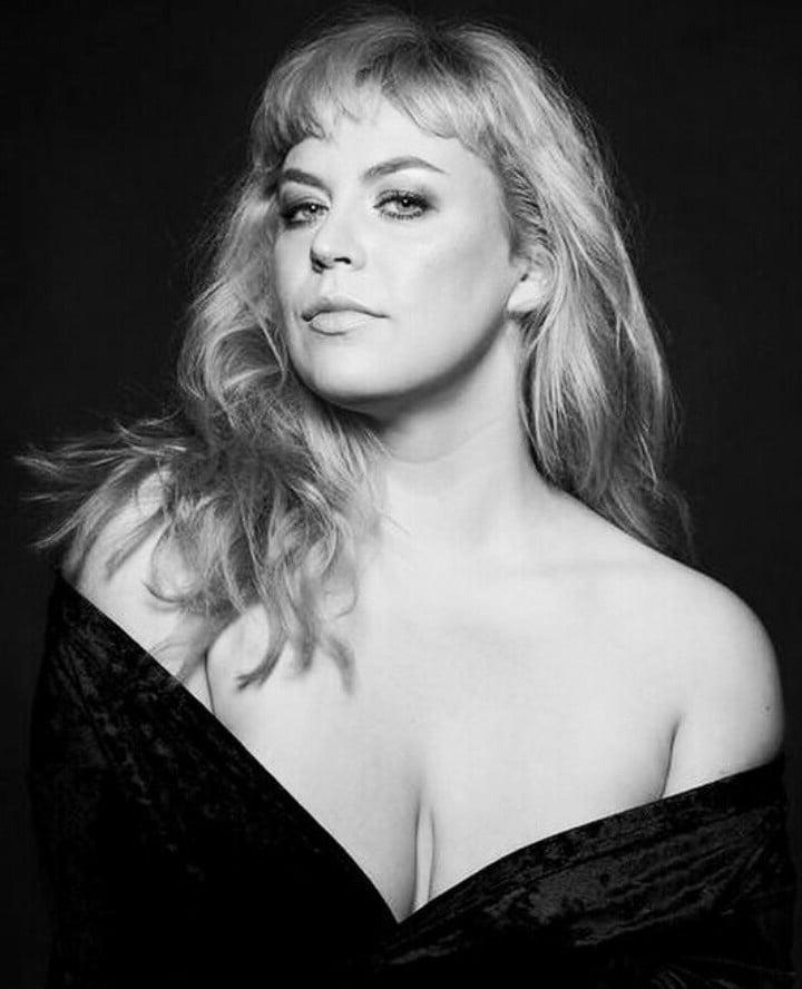 21P Beautiful Woman