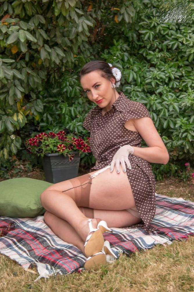23P Vintage   milf Sophia Picnic Parade