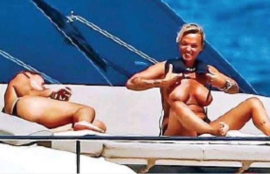 25P Italian topless 2020