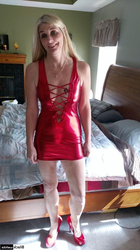 25P Old Dried Up GILF Shows Off Her Saggy Tits And Worn Holes