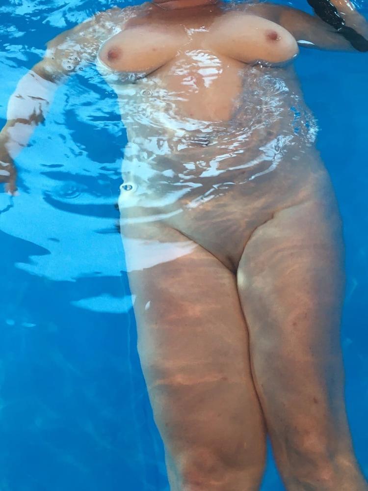 10P Im Pool im Urlaub.