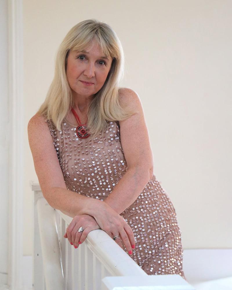 25P Pat, sexy britische GILF-Schlampe