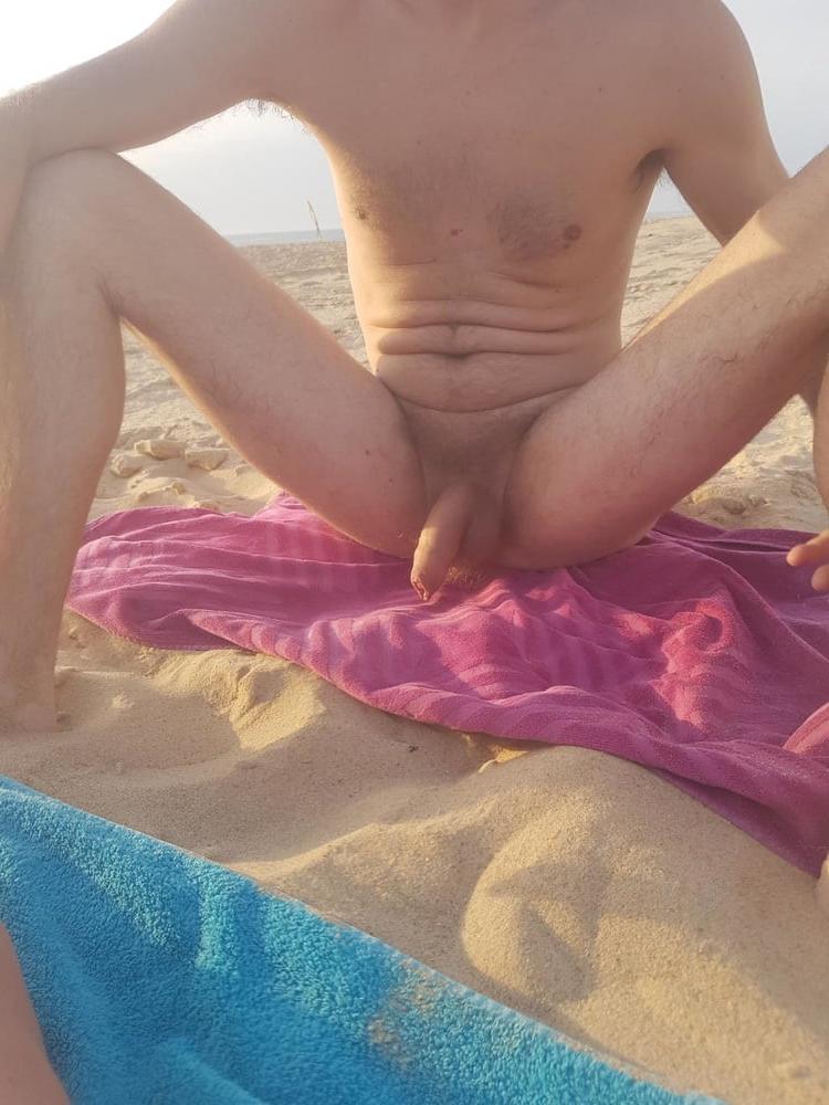 11P Nus sur la plage ...