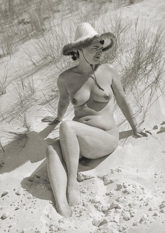 25P Naked people of vintage photos Vol. 12
