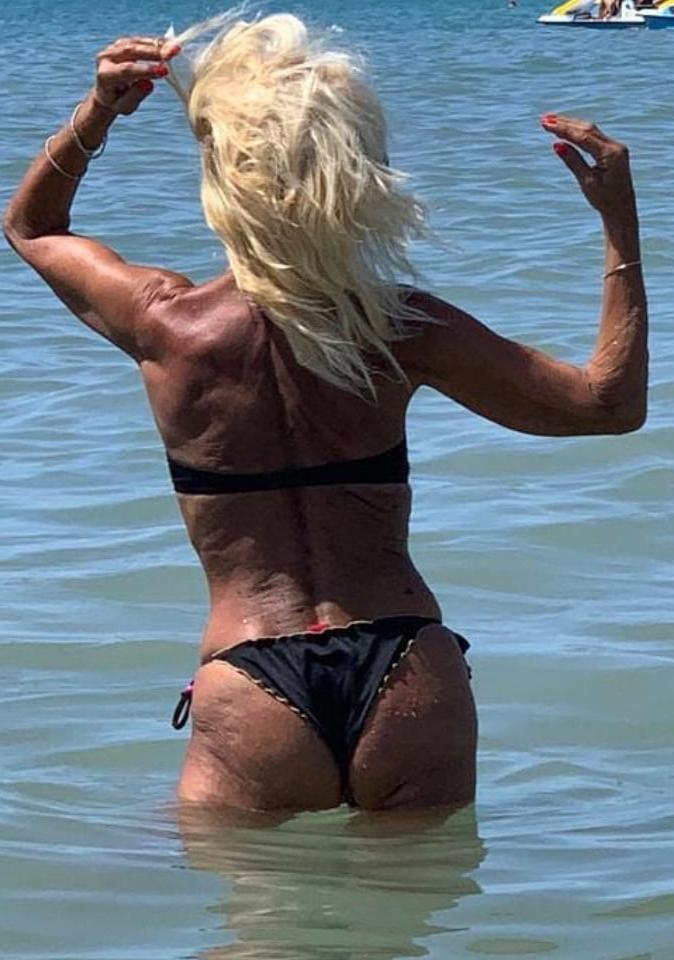 21P HOT ITALUAN GILF