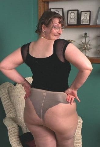25P Mature beauties in stockings,heels,sexy lingerie