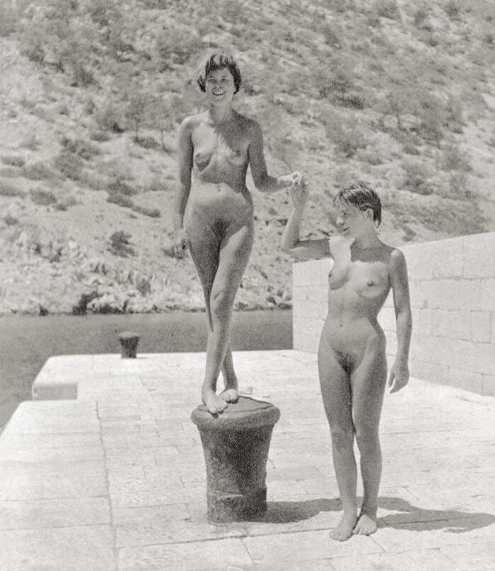 25P Naked people of vintage photos Vol. 10