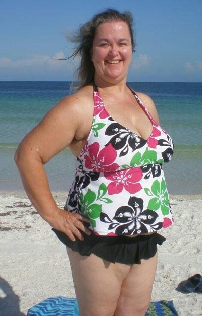 20P Mature ladies at the beach 14