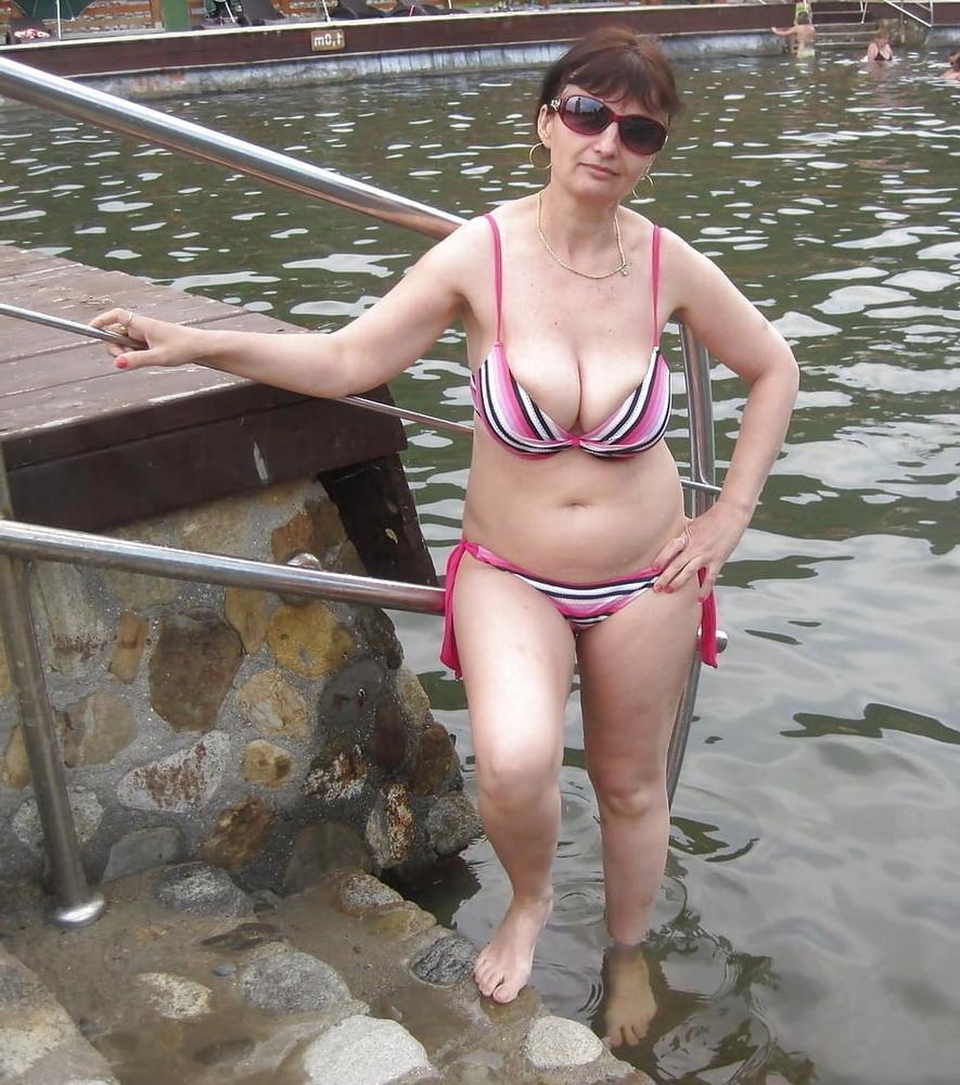 20P Mature ladies at the beach 14