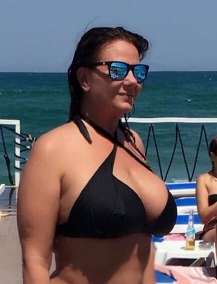 20P Mature ladies at the beach 14