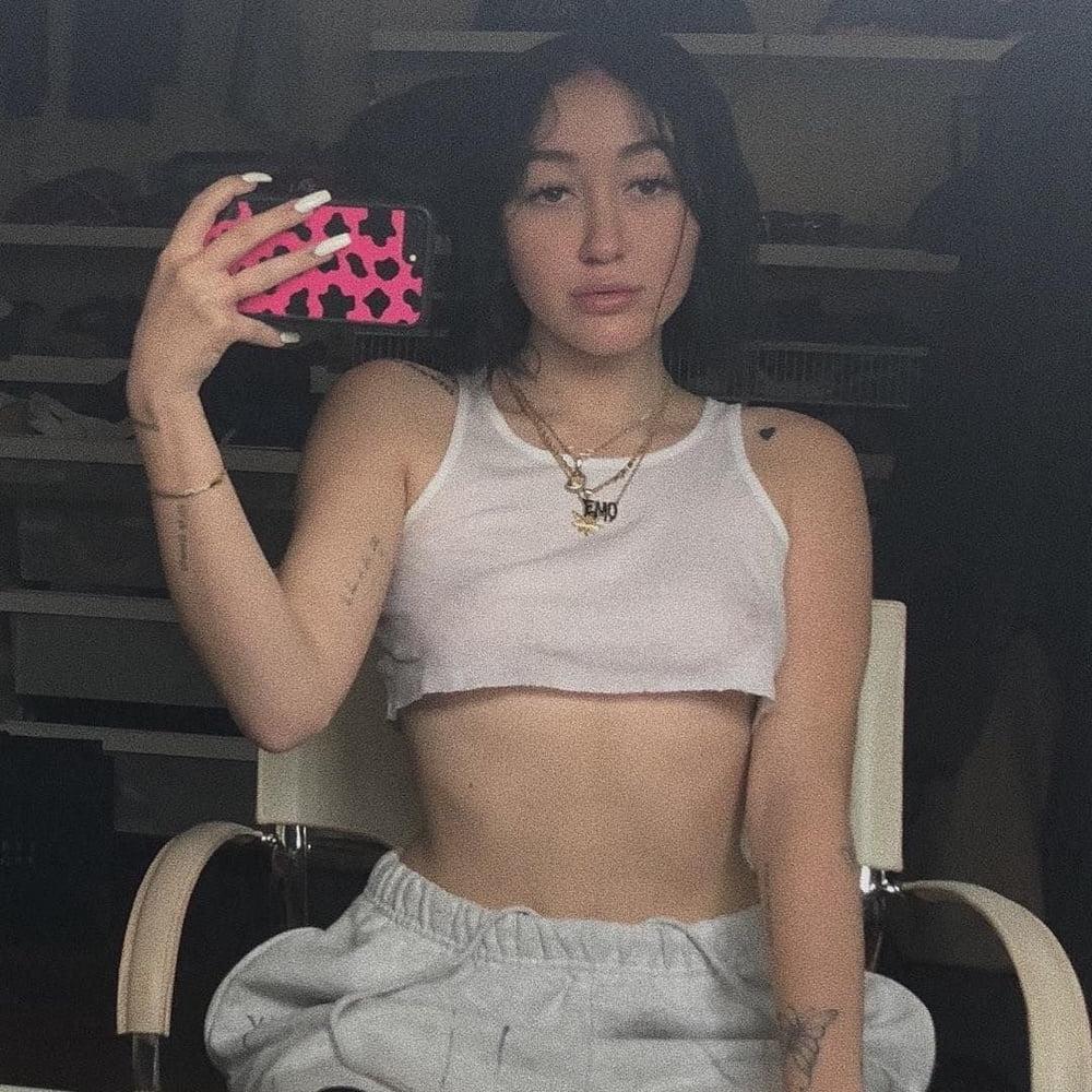 25P Noah Cyrus sexy pics celebrity