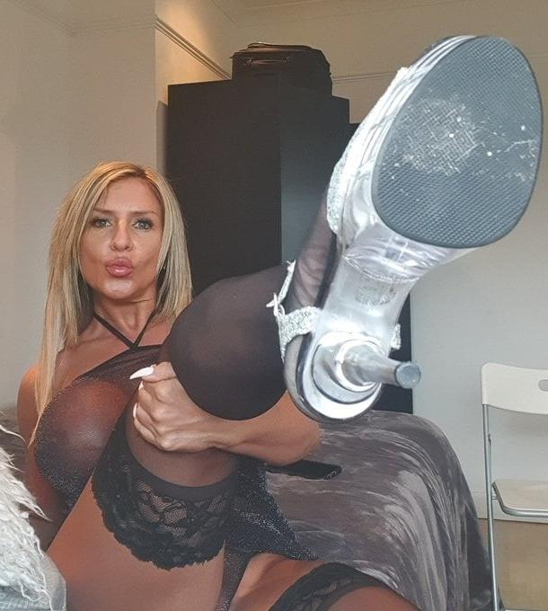 25P exhibitionist milf