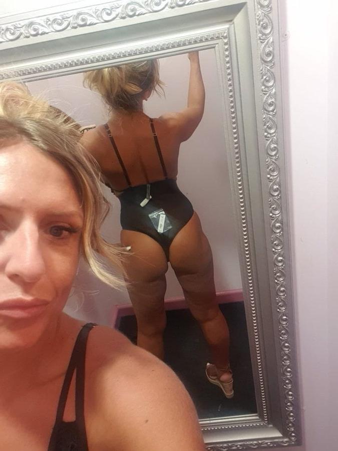 25P exhibitionist milf