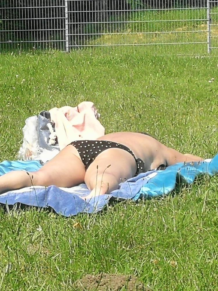 9P Polish mature whore sunbathing topless