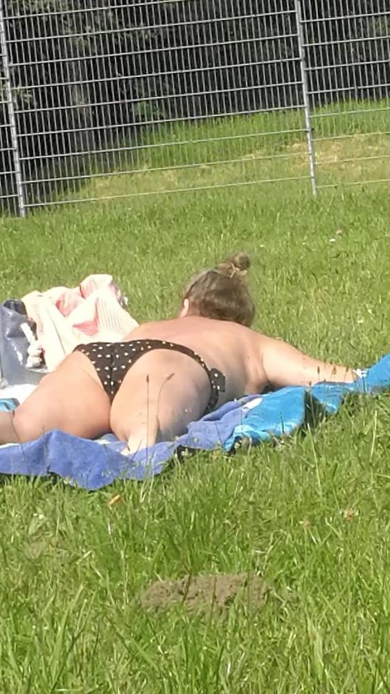 9P Polish mature whore sunbathing topless