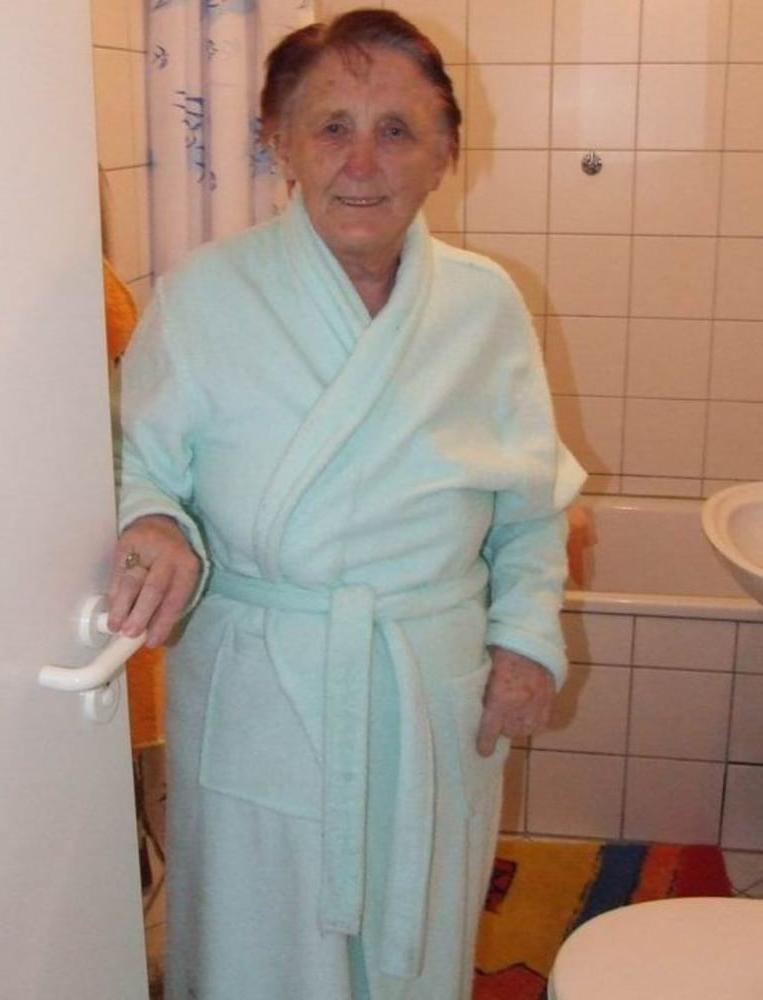 25P Ripe banana inserted in grandma Else's depraved pussy