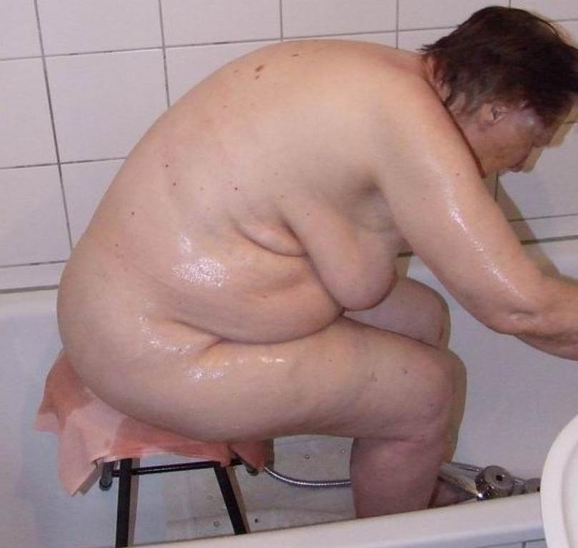 25P Ripe banana inserted in grandma Else's depraved pussy