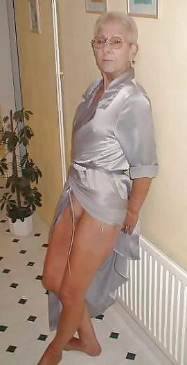 23P Hot Skinny short-haired granny fucks bottle