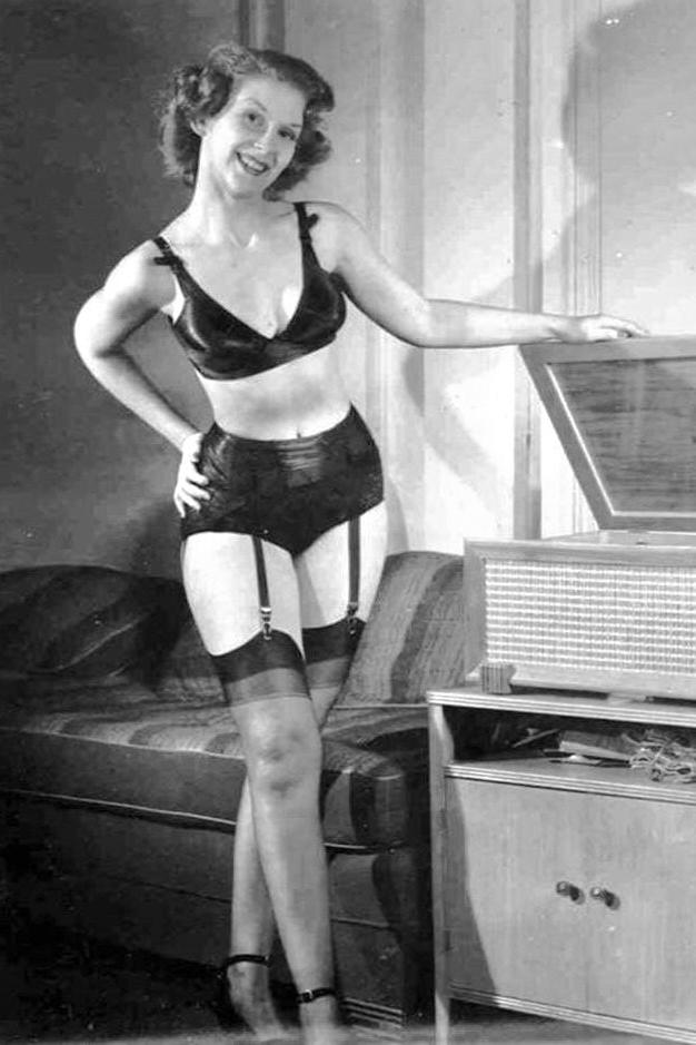25P Vintage nylons legs