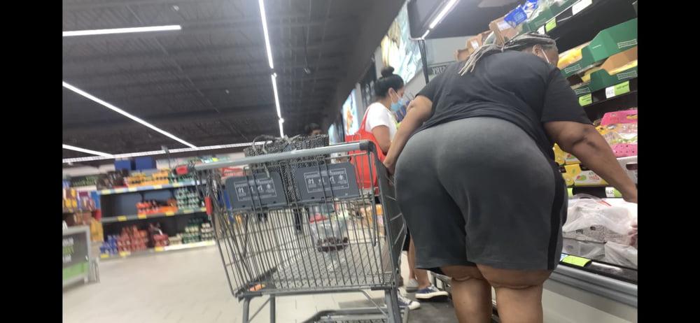 11P HUMONGOUS ASS GILF IN SWEAT SHORTS