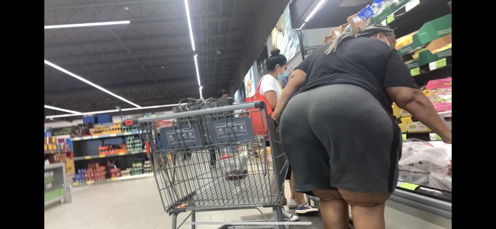 11P HUMONGOUS ASS GILF IN SWEAT SHORTS