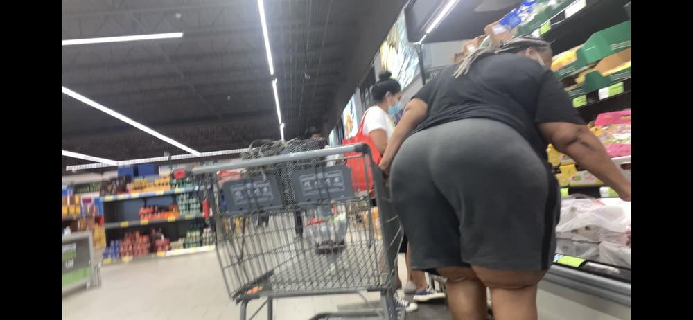 11P HUMONGOUS ASS GILF IN SWEAT SHORTS