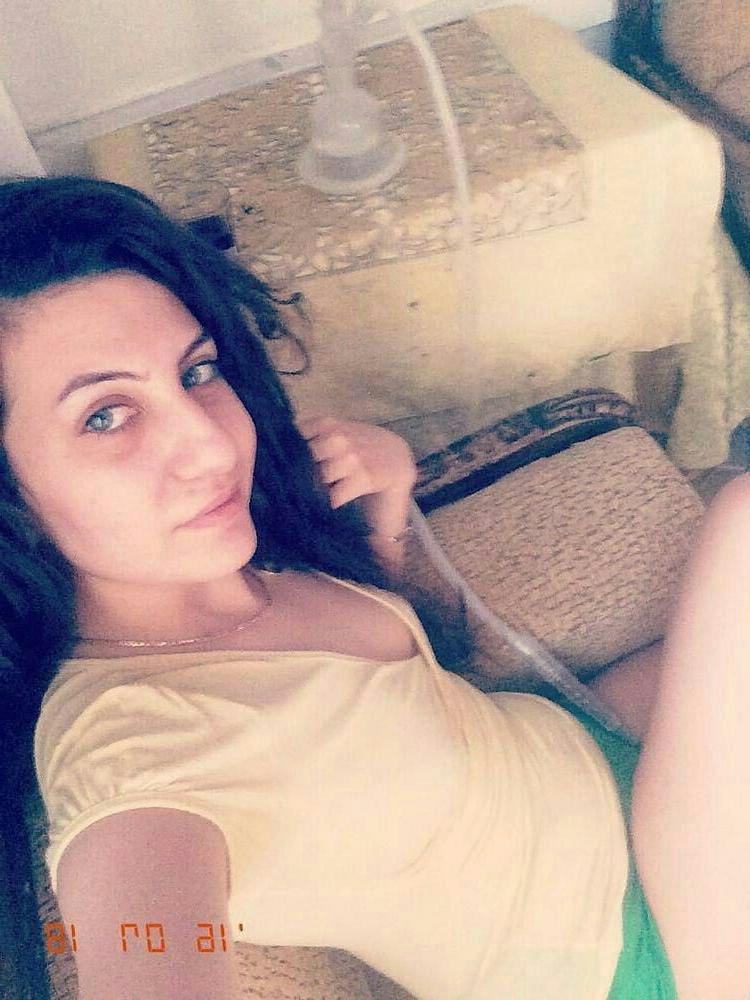 20P Iranian beautiful girl taking nude selfies