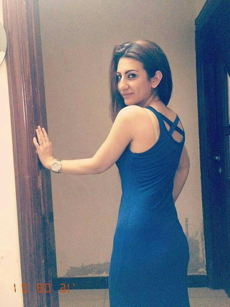 20P Iranian beautiful girl taking nude selfies