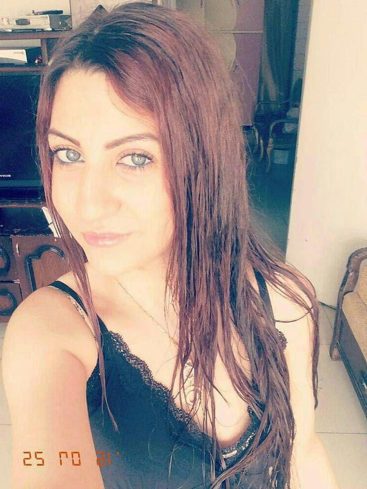 20P Iranian beautiful girl taking nude selfies