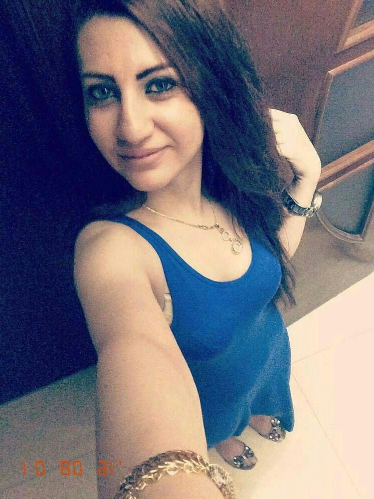 20P Iranian beautiful girl taking nude selfies
