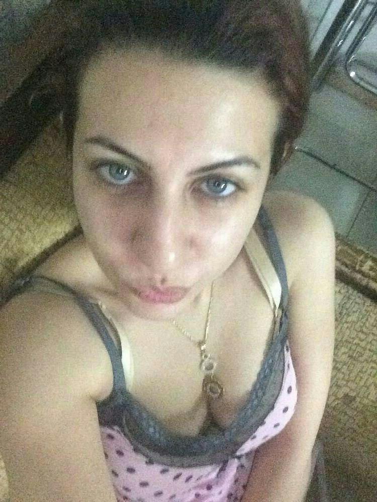 20P Iranian beautiful girl taking nude selfies