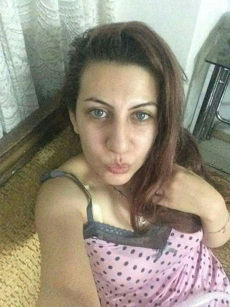 20P Iranian beautiful girl taking nude selfies
