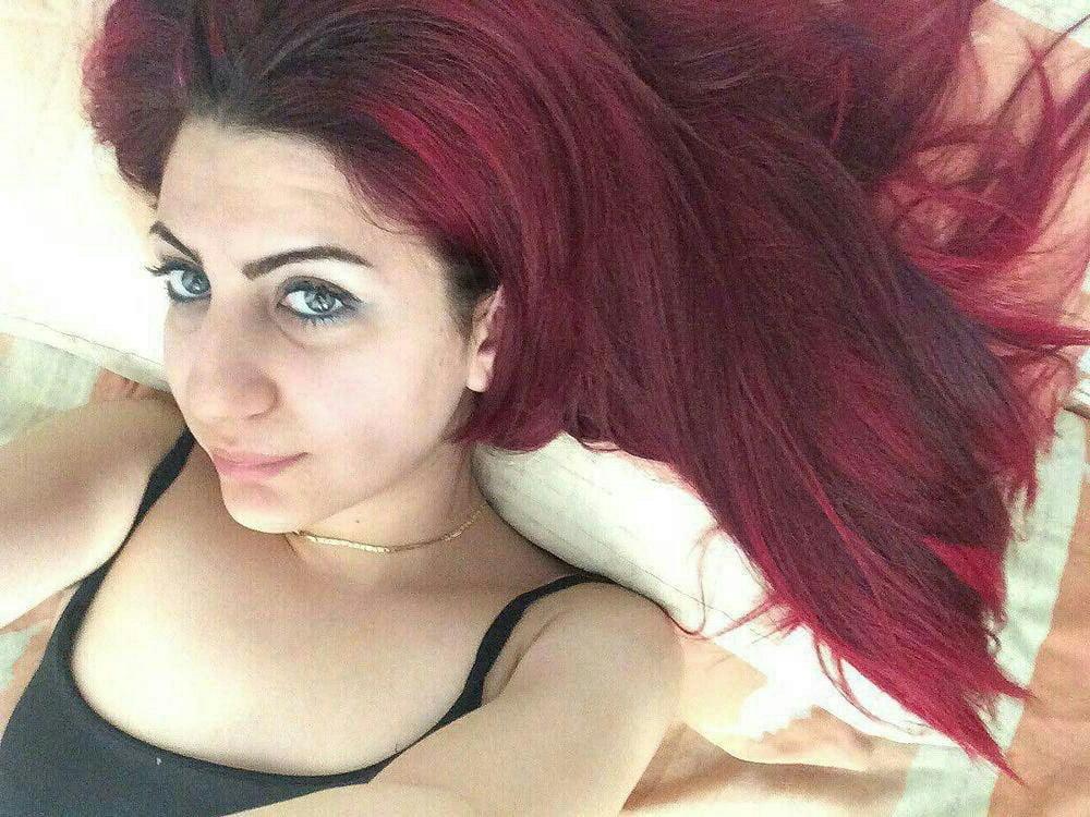 20P Iranian beautiful girl taking nude selfies