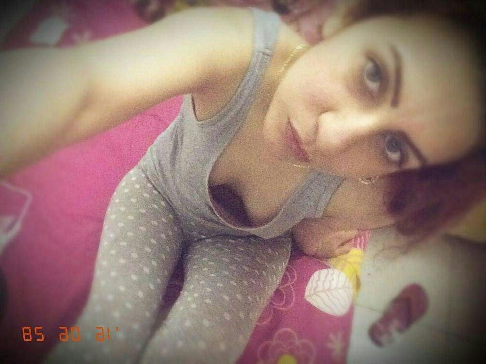20P Iranian beautiful girl taking nude selfies
