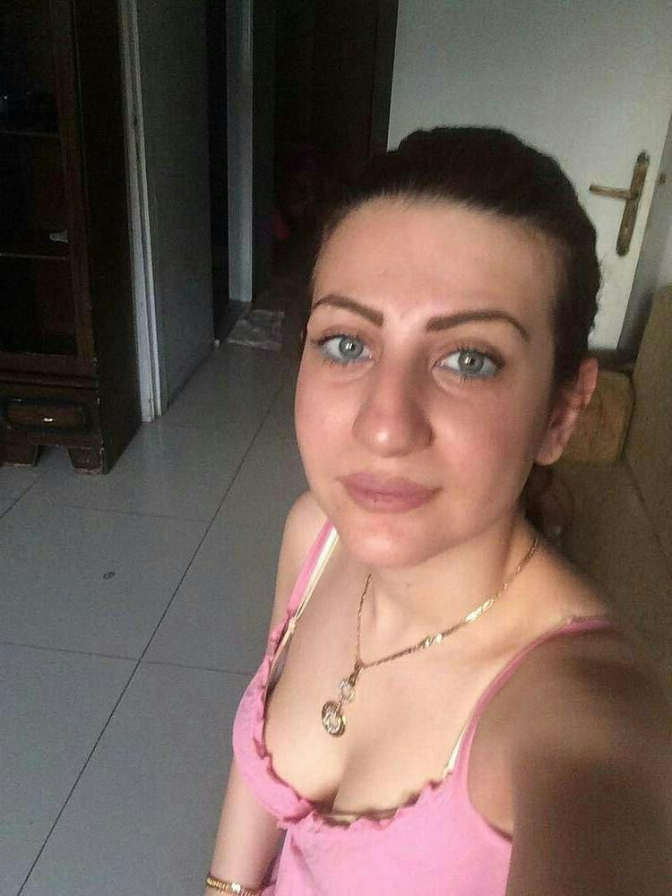 20P Iranian beautiful girl taking nude selfies