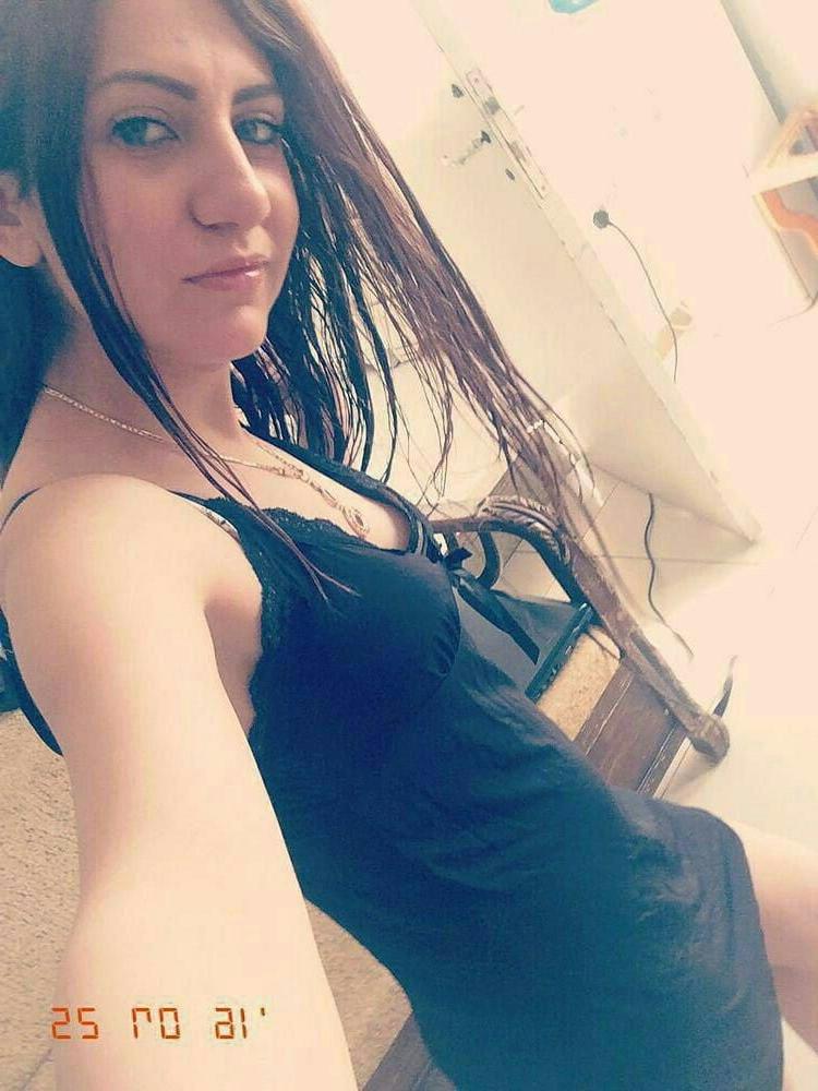 20P Iranian beautiful girl taking nude selfies