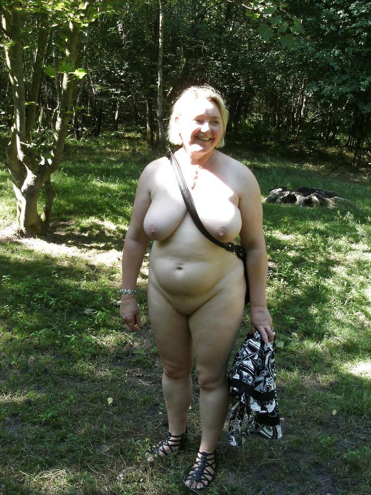 25P Severine naakt buiten