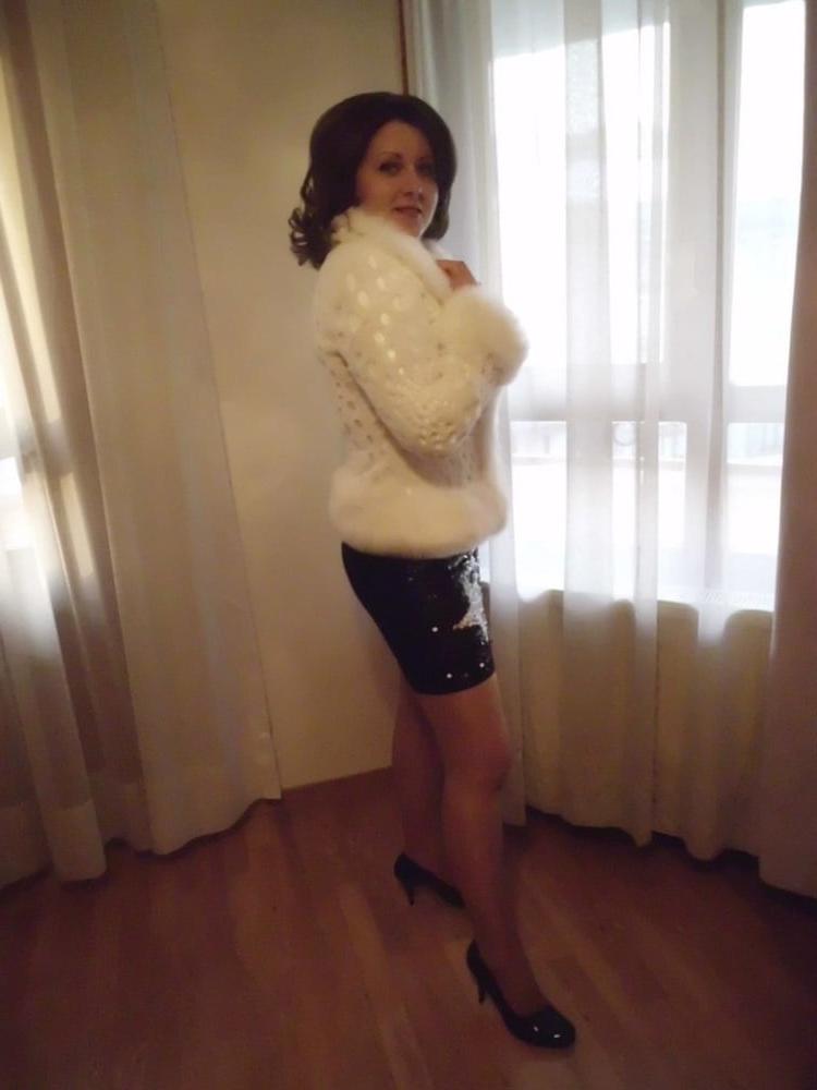 25P Yulia is from Brovary and works as a teacher. But she SW, an