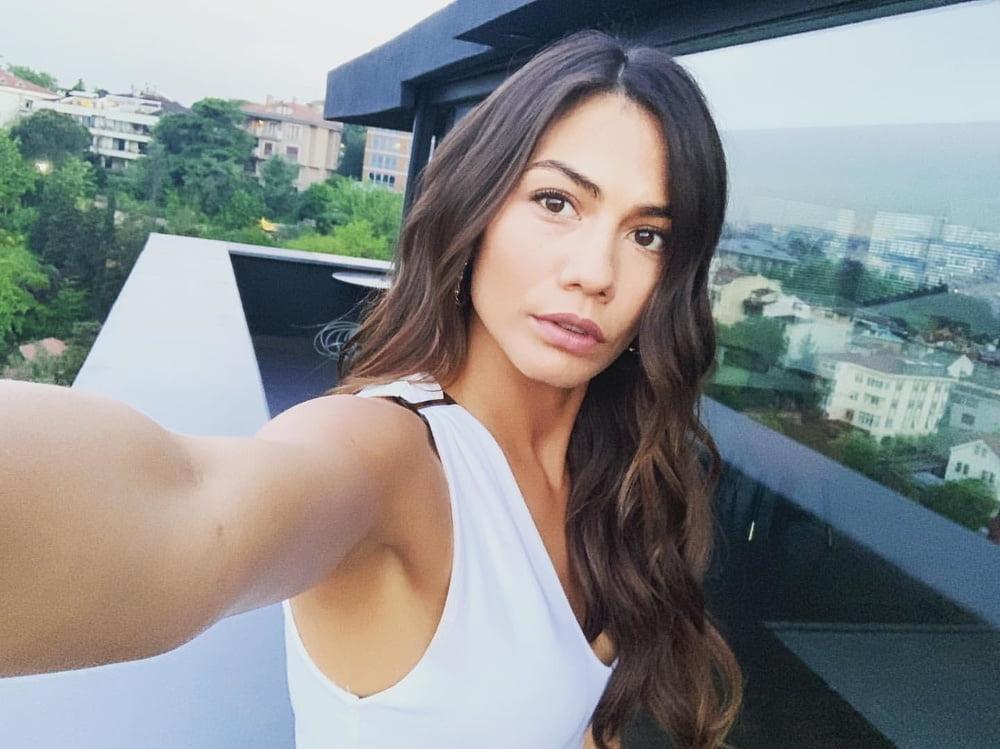 25P Turkish Celebrity Demet Ozdemir