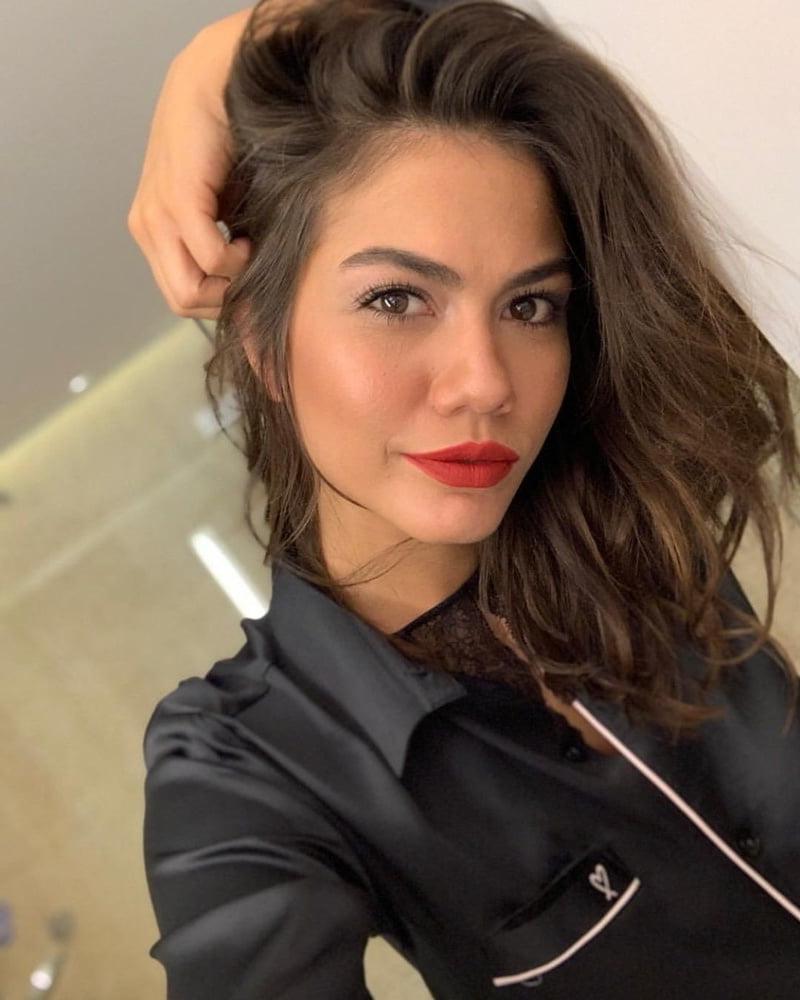 25P Turkish Celebrity Demet Ozdemir