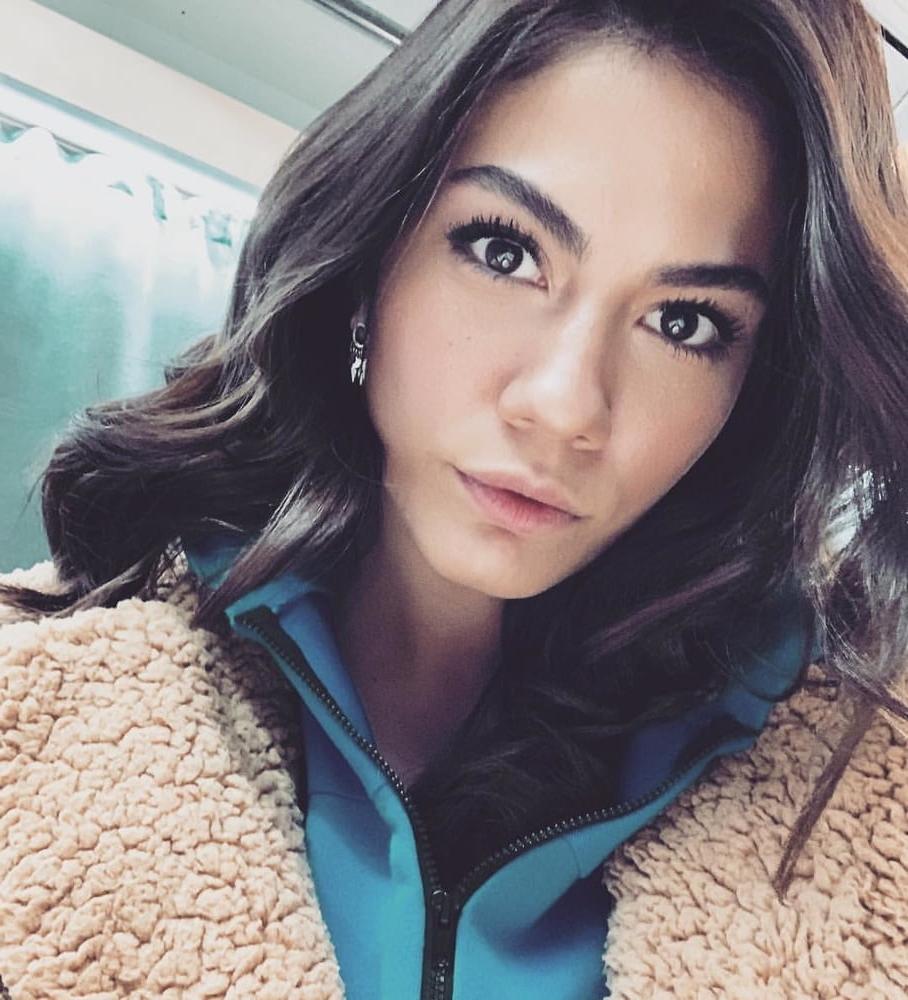 25P Turkish Celebrity Demet Ozdemir