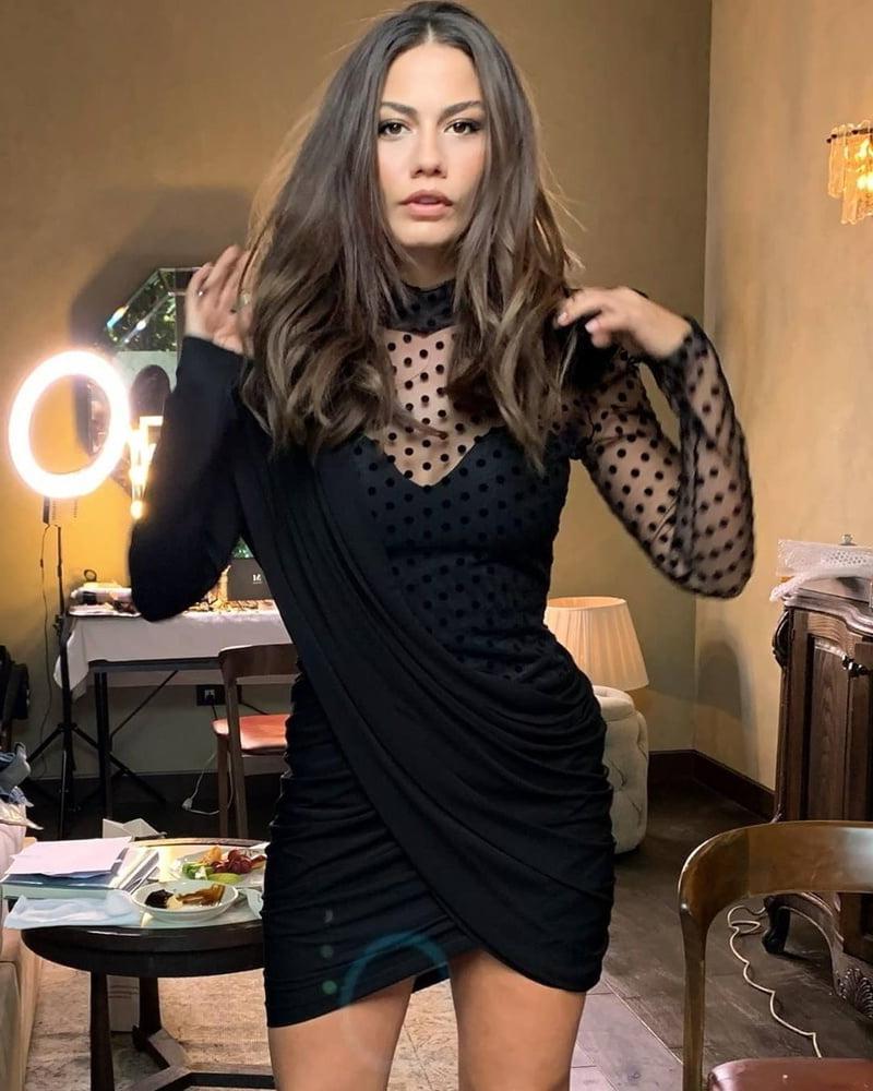 25P Turkish Celebrity Demet Ozdemir