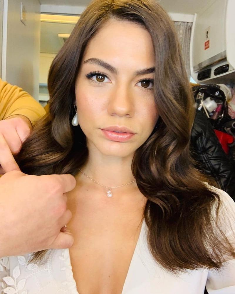 25P Turkish Celebrity Demet Ozdemir