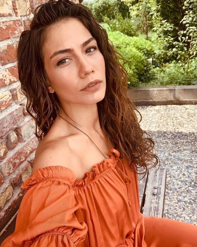 25P Turkish Celebrity Demet Ozdemir