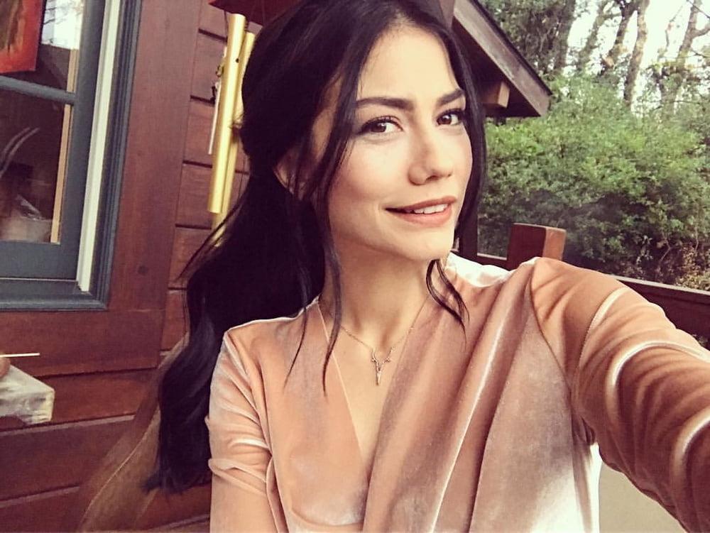25P Turkish Celebrity Demet Ozdemir