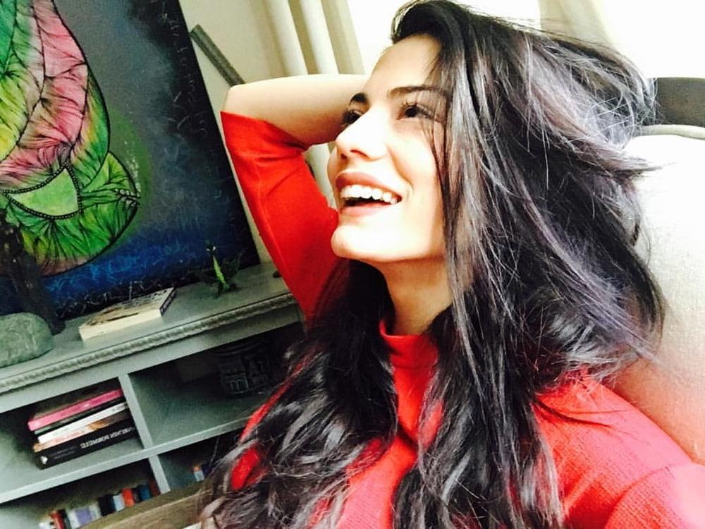 25P Turkish Celebrity Demet Ozdemir